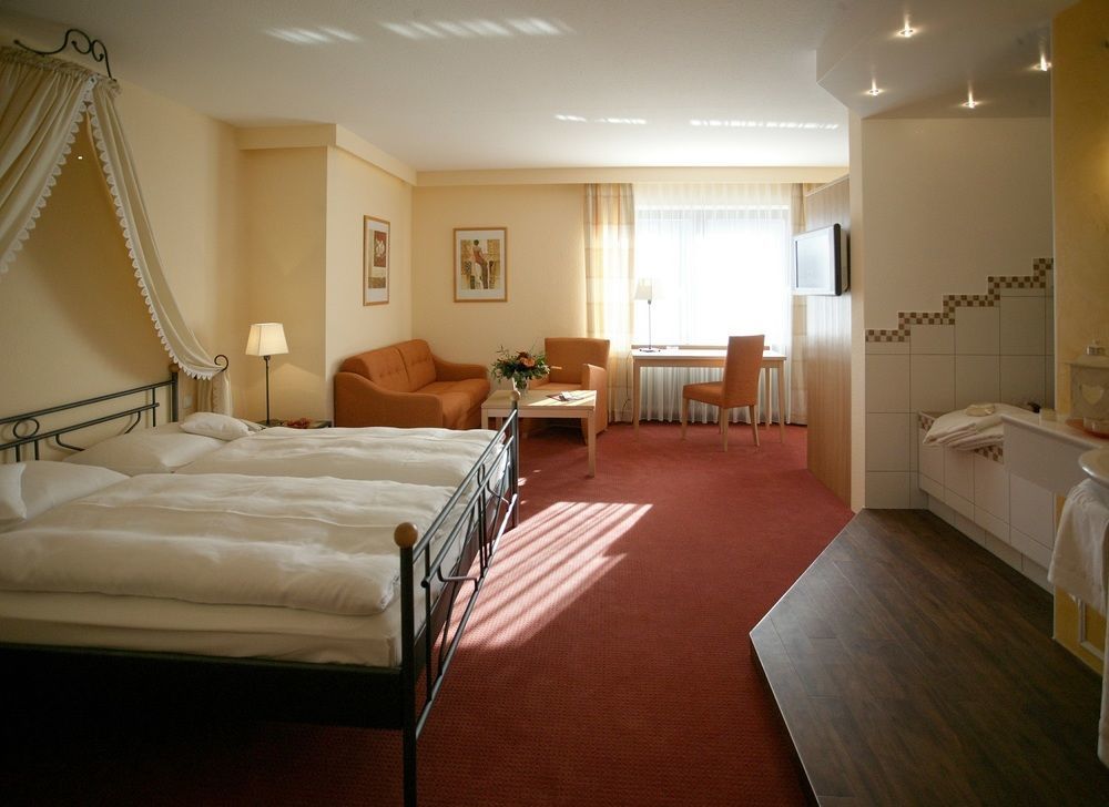 Landhotel Sonne Neuendettelsau Exterior photo
